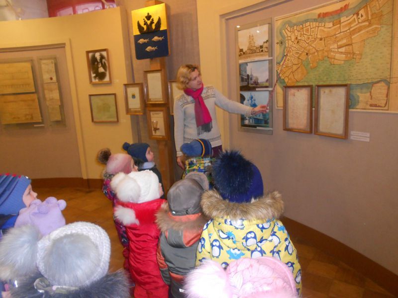 "Наш любимый город" посещение музея детьми средней группы