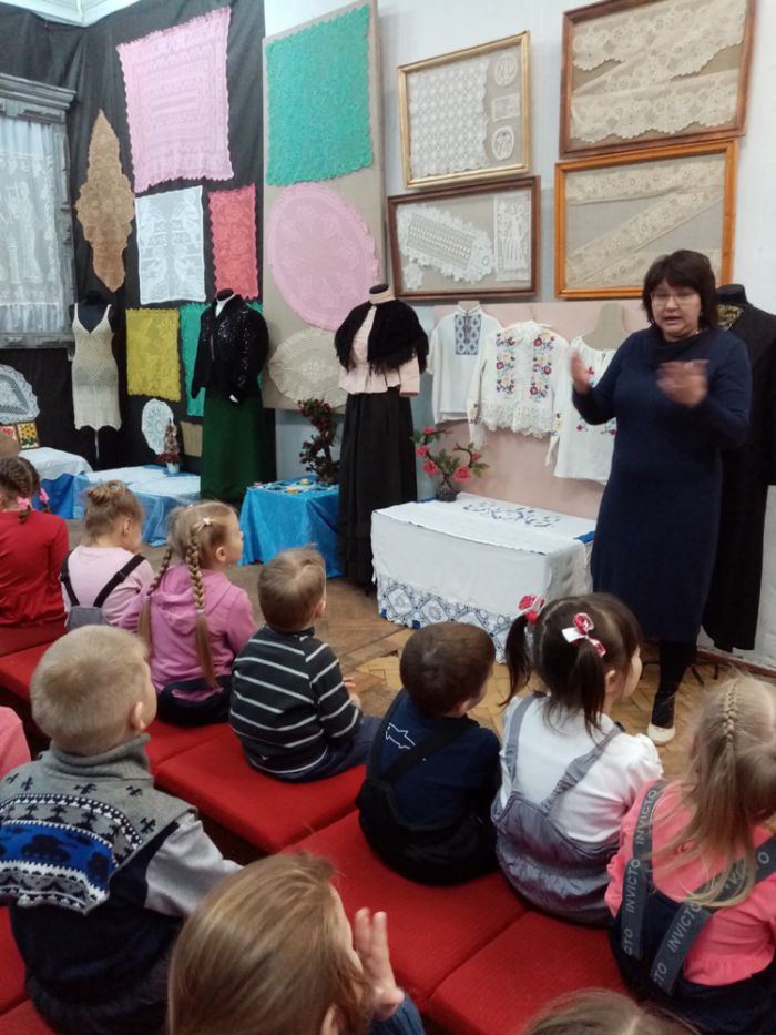 Дети группы "Капелька" и "Пчелки" посетили краеведческий музей.